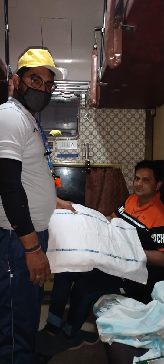 CommercialBSL's tweet photo. मध्य रेलवे के BSLडिवीजन ने11127/28 ट्रेन नंबर के सभी तीन रेक में पूर्ण लिनन सेवाएं शुरू कर दी हैं। BSL-KTE एक्स BSL13,14और15 मई 22 को सम्मान। प्रत्येक रेक में 2 एसी कोच होते हैं।इन तीनों रेक के सभी एसी कोचों में 3,4औ 5 मई22 को पहले ही BSLसे बाहर रेक में पर्दों की व्यवस्था कीगई है https://t.co/evvzYGh4cR