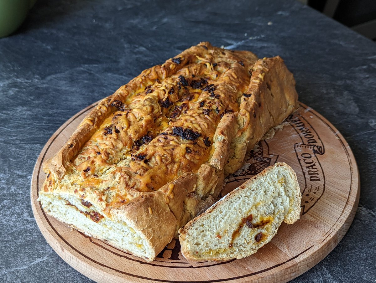 Emberh4wk's tweet photo. Goil 😋
Bierbrot mit Cheddar #BackTweet https://t.co/kN6xggCADI