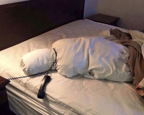 bnd_lz's tweet photo. tenez petite blague à faire quand vous quittez  de votre chambre d’hôtel https://t.co/YX0YcfZNZi