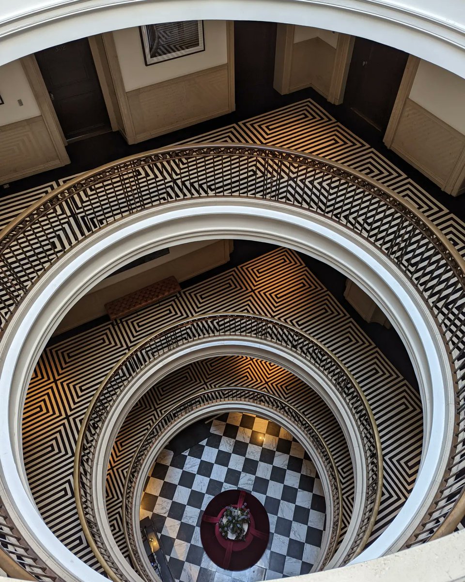 My all-time favourite flooring...black and white geometric patterns in the Cheval The Edinburgh Grand! ❤️

#luxury #luxuryapartment #flooring #design #printedtextiles #textiles #geometric #pattern #patterns