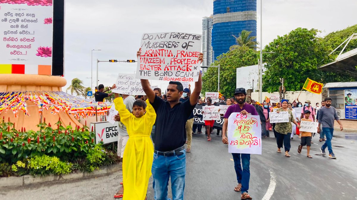 vikalpavoices's tweet photo. @PresRajapaksa @FMMsrilanka @BASLSl ' #GotaGoGama' ට පහරදුන් අපරාධකරුවන් වහාම අත්අඩංගුවට ගන්නා ලෙසත්, 'මර්දනයට තිත තබමු! අරගලයට හිස නමනු!' ලෙසත් බලකරමින් විරෝධතාවයක් මේ වන විට #GallFace හී පැවැත්වෙයි. #GotaGoHome2022 #EconomicCrisisLK #protestsLK 📷 #KalpaMadhuranga #srilanka #lka https://t.co/70cm3vDqe8