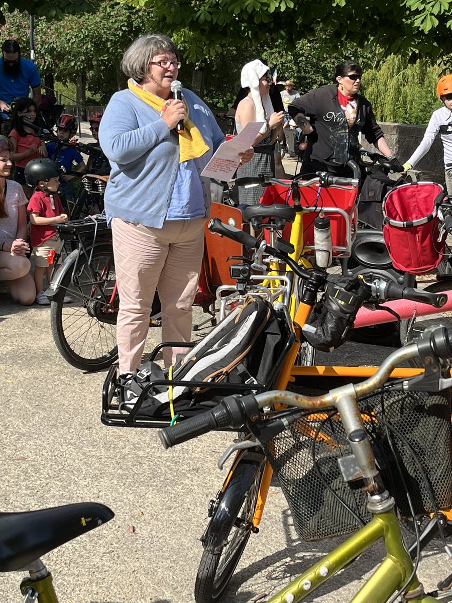 valerie_oppelt's tweet photo. 👏1ère #KidicalMass à #Nantes 🚲
Des enfants et familles qui nous interpellent sur la sécurité à #vélo et la mobilité durable. 
A l’écoute des familles sur la nécessité d’adapter les pistes cyclables et sorties d’écoles à la vulnérabilité des #enfants 
Merci pour cette rencontre. https://t.co/kVrD4A3gtJ