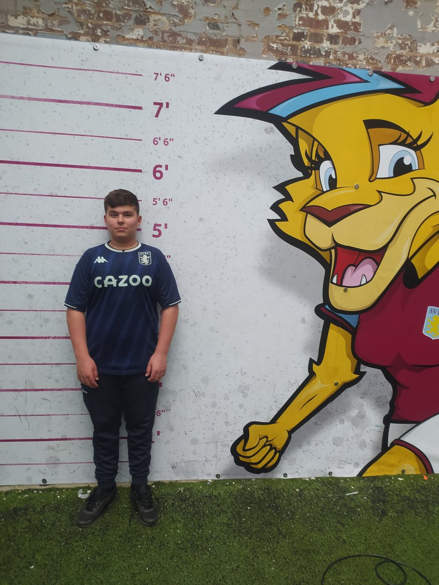 SavoGilbert's tweet photo. #avfclive UTV https://t.co/Xai1rrqGRV