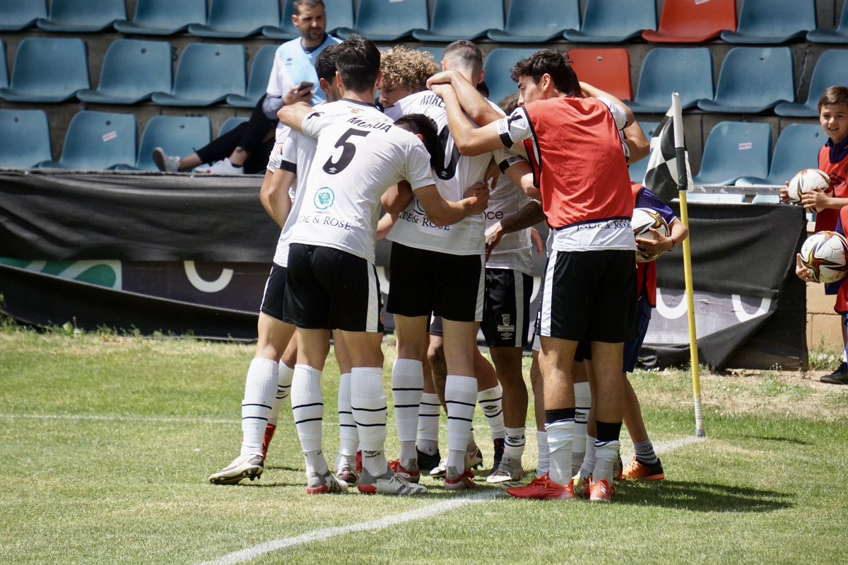 SalamancaCFUDS's tweet photo. |FINAL DEL PARTIDO| 

@SalamancaCFUDS 2 
@SD_Compostela 1 

 #SalamancaUDSCompostela  | #HalaUnión | 🏳️🏴 https://t.co/QhDINGQdxI
