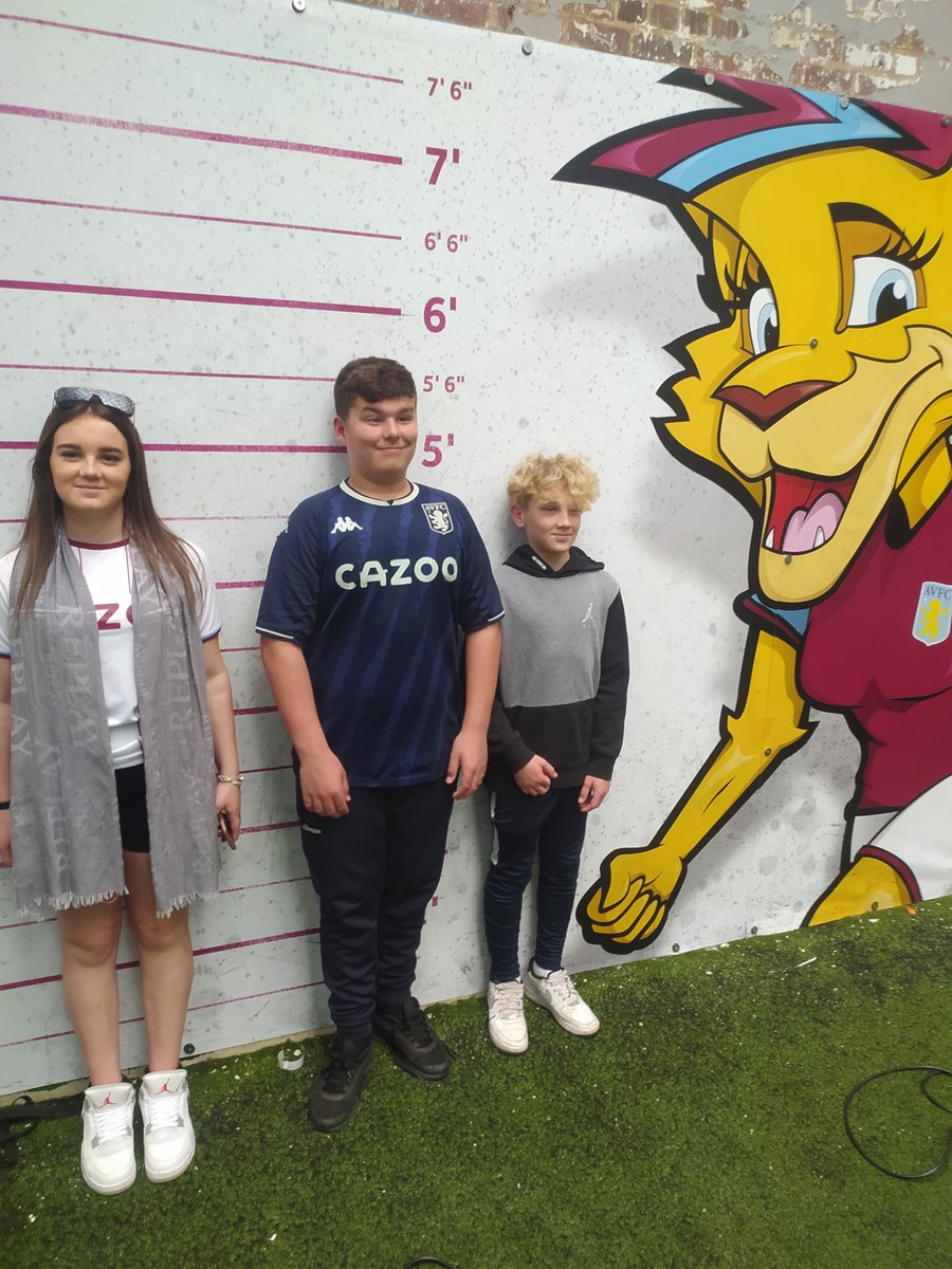 SavoGilbert's tweet photo. #avfclive UTV https://t.co/Xai1rrqGRV