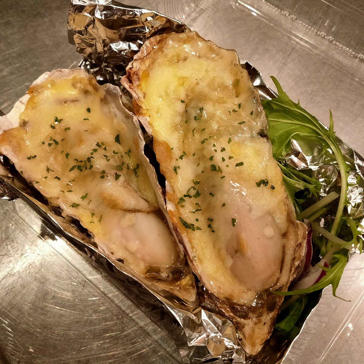 bridge_oyster's tweet photo. 写真では香りが伝わらないのが残念、、な
アンチョビチーズ
個人的にチーズ焼牡蠣部門no.1！ https://t.co/VrKExK9bKQ