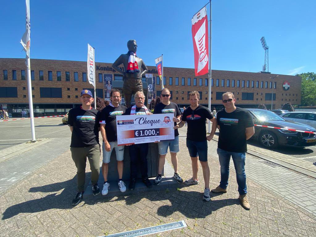 supclubwII's tweet photo. De Supportersclub Willem II heeft vanmiddag een cheque aangeboden aan @TilburgTifosi, ter waarde van €1.000,00. Keep up the good work mannen! 💪👏
#SCWII #SCWillemII
Foto: Ruud Rovers https://t.co/FBEXva6xkg