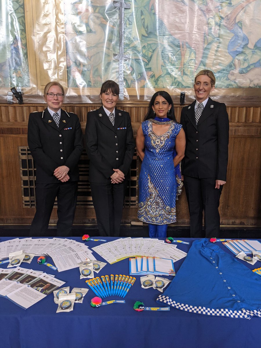 Aldridge_PS's tweet photo. Celebrations underway after the opening of Swansea Mela @TheBrangwyn 
🏴󠁧󠁢󠁷󠁬󠁳󠁿🇮🇳
Thank you for having us #IndianSocietyofSouthWestWales @drarunram72 
#SwanseaMela2022 #Community https://t.co/Z01GOvL6Rb