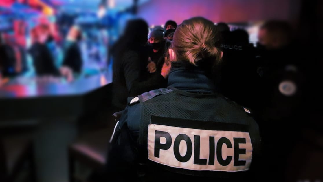 PoliceNat80's tweet photo. #StLeu : contrôle cette 🌃 avec la @PoliceMun d'Amiens dans un bar à chicha place A. Briand, multiples infractions relevées dont la vente d'alcool fort 🥃🍸 à une mineure.
➡️ Une demande de fermeture administrative sera transmise en préfecture. https://t.co/QikpuFnLQ4