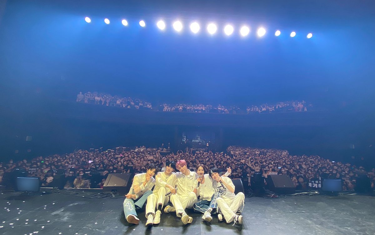 official_ONEWE's tweet photo. [#ONEWE]

✨ O! NEW E!volution ll ENCORE 완료 ✨

ENCORE 공연 또한 위브들과 함께하���
또 하나의 잊지 못할 추억을 만들었어요👐🏻  
열심히 즐기고 함성 지른 만큼 맛있는 음식 
먹으며 하루 마무리 잘해 보아요🙇🏻‍♀️🤍

#원위 #위브 #O_NEW_Evolution https://t.co/28DuLOPo4X