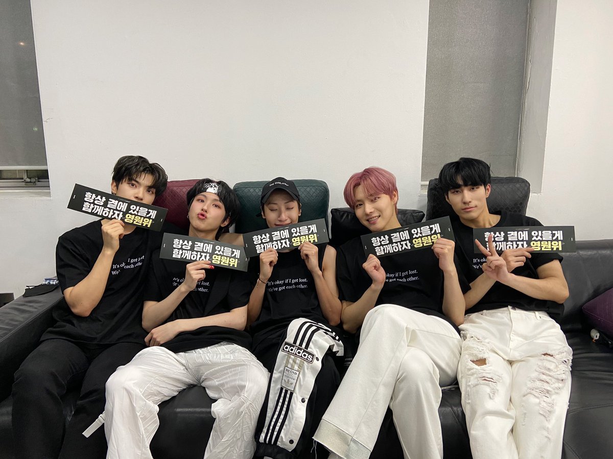 official_ONEWE's tweet photo. [#ONEWE]

✨ O! NEW E!volution ll ENCORE 완료 ✨

ENCORE 공연 또한 위브들과 함께하���
또 하나의 잊지 못할 추억을 만들었어요👐🏻  
열심히 즐기고 함성 지른 만큼 맛있는 음식 
먹으며 하루 마무리 잘해 보아요🙇🏻‍♀️🤍

#원위 #위브 #O_NEW_Evolution https://t.co/28DuLOPo4X