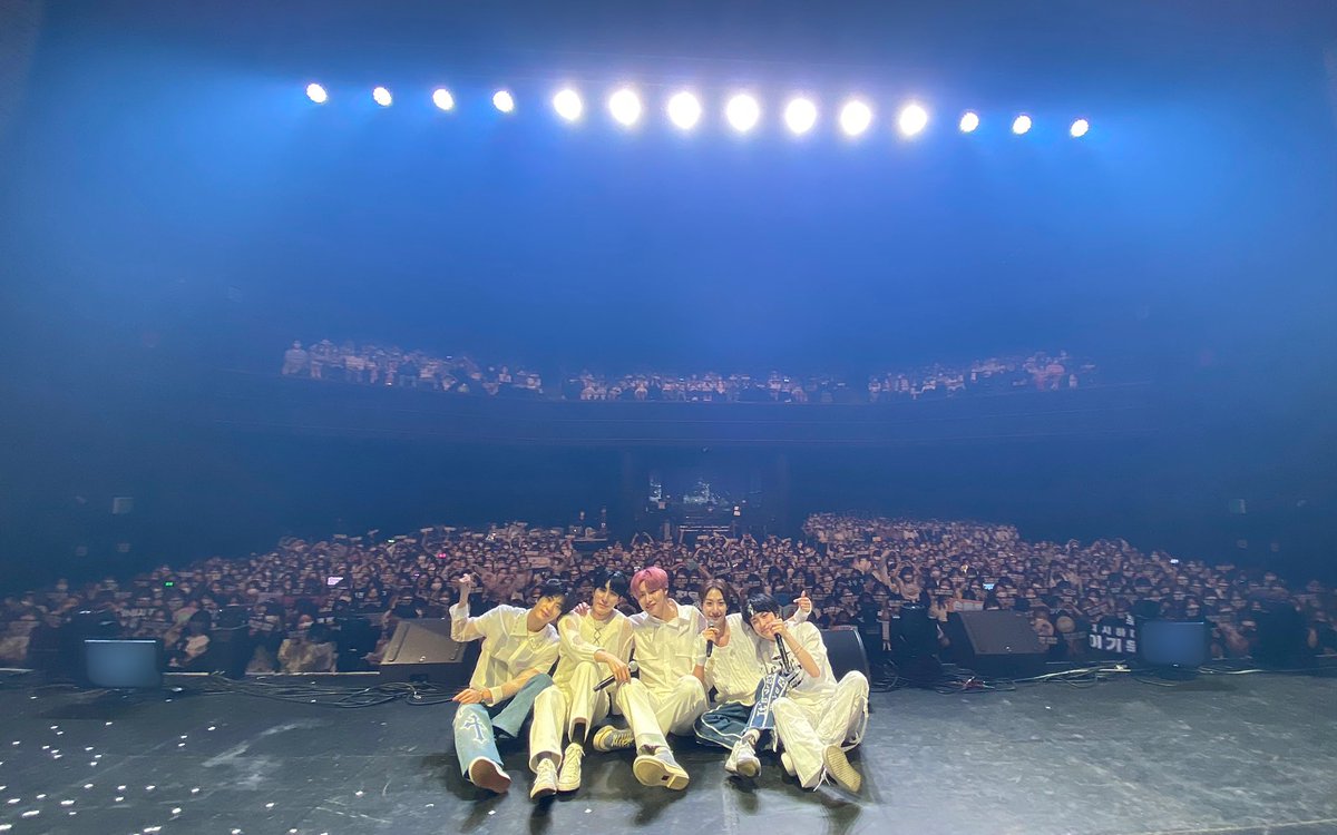 official_ONEWE's tweet photo. [#ONEWE]

✨ O! NEW E!volution ll ENCORE 완료 ✨

ENCORE 공연 또한 위브들과 함께하���
또 하나의 잊지 못할 추억을 만들었어요👐🏻  
열심히 즐기고 함성 지른 만큼 맛있는 음식 
먹으며 하루 마무리 잘해 보아요🙇🏻‍♀️🤍

#원위 #위브 #O_NEW_Evolution https://t.co/28DuLOPo4X