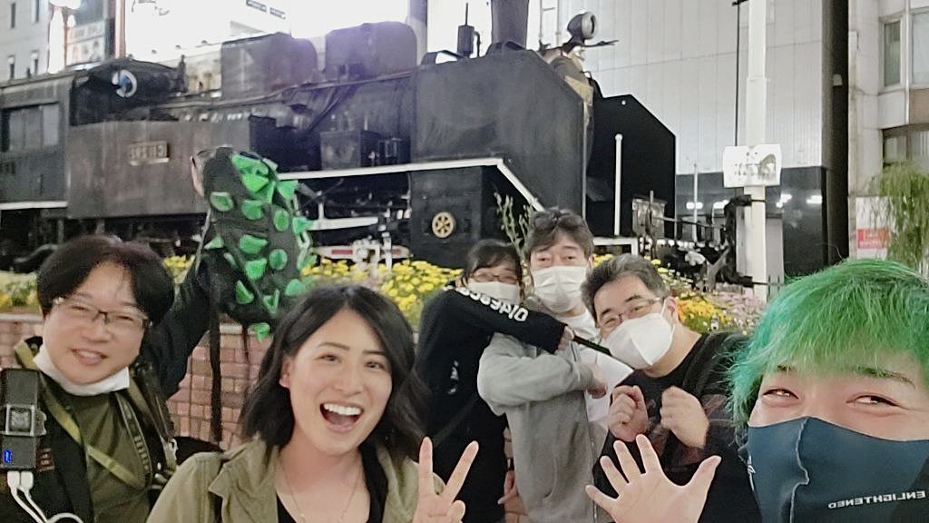 chiaki415's tweet photo. みなさんお元気ですか？今更のご報告でガクブルですが、私は去年ナイアンティックを卒業しました。たくさんの優しいおっさん達と繋がれた貴重な5年間でした。これからは、エージェントとしてイベントに参加するのが楽しみです(^O^) 
今日卒業をお祝いをしてくれたXFメンバーの集合写真！(続く) https://t.co/yC5CUFlrhb