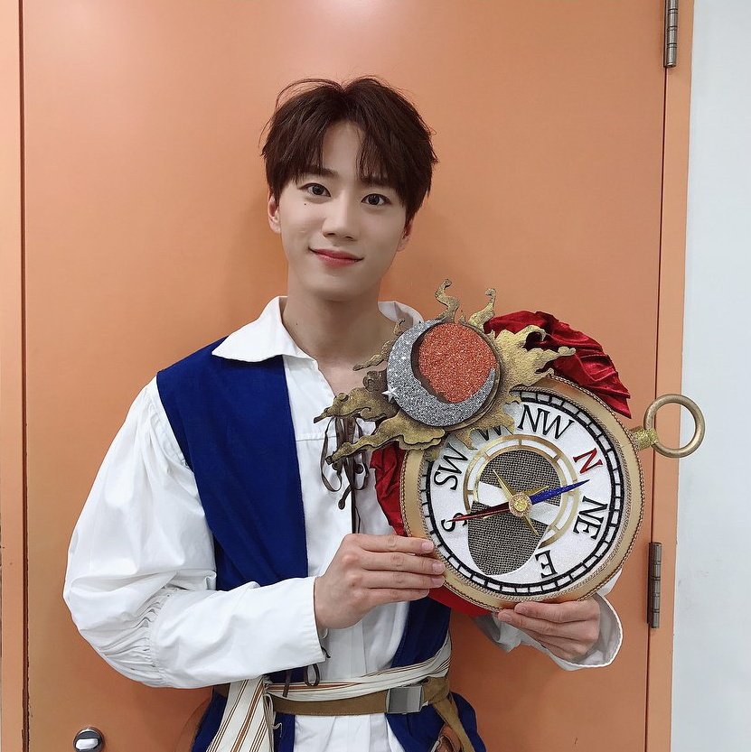 ImaneImaneI's tweet photo. 4 yrs ago Junyoung appeared for the first time on #TheKingofMaskedSinger as "The Compass" : with the meaning that he was looking for his path
Today he appears again with the mask of "2125" meaning : the 1st time he was on the show he was 21yo now he's 25 🌸
#LEEJUNYOUNG #이준영 https://t.co/bgREpxLrYY