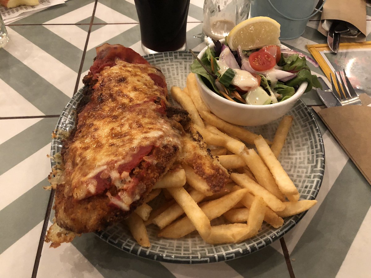 ChickParmaBloke's tweet photo. High quality #ChickenParma on a busy Friday night @FrankstonRSL 

Guinness on tap the icing on the cake!

8.5 / 10 https://t.co/CxSXN88Obv