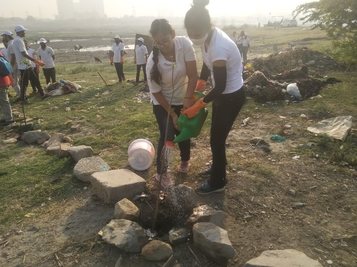 RRSKSS's tweet photo. दिल्ली में यमुना तट पर सफाई अभियान चलाया गया । 

इसमें कई संस्थाओ ने बढ़-चढ़ हिस्सा लिया।
@BharatiyamIndia @cleanganganmcg @RRSKSS #swachchhta #cleaning #River https://t.co/GJoFgYhyl5