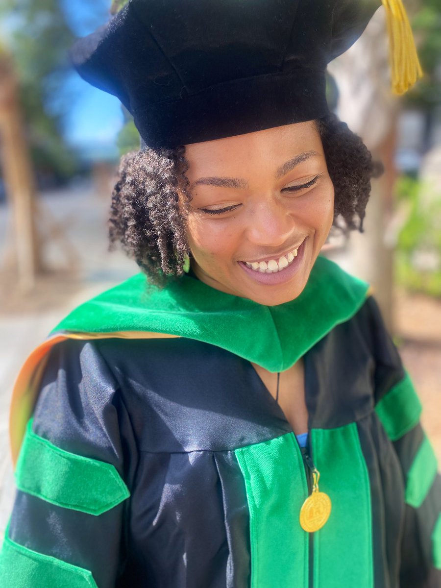 yourfavesfave's tweet photo. ITS GRADUATION WEEEEK 🥳🎓🩺 https://t.co/nHf9BwKvFh