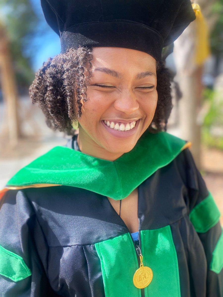 yourfavesfave's tweet photo. ITS GRADUATION WEEEEK 🥳🎓🩺 https://t.co/nHf9BwKvFh
