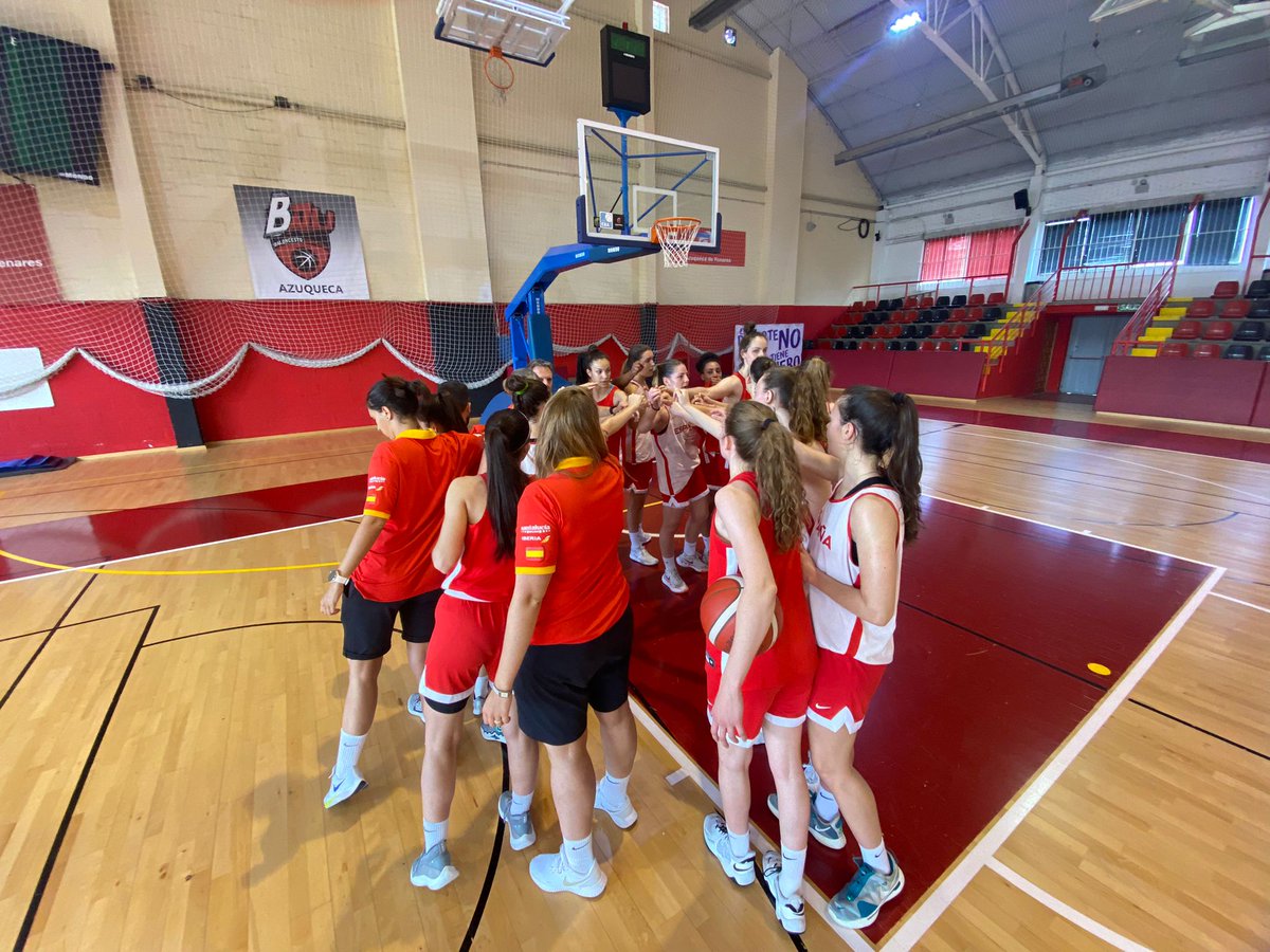 BaloncestoESP's tweet photo. Con @Canteroostos a los mandos, la Selección #U17F 🇪🇸 ha dado comienzo al trabajo de preparación de cara al Mundial de Hungría 🛠

El conjunto nacional gana enteros como grupo con la complicidad de Azuqueca de Henares 😍 https://t.co/j4EEFJqhRM