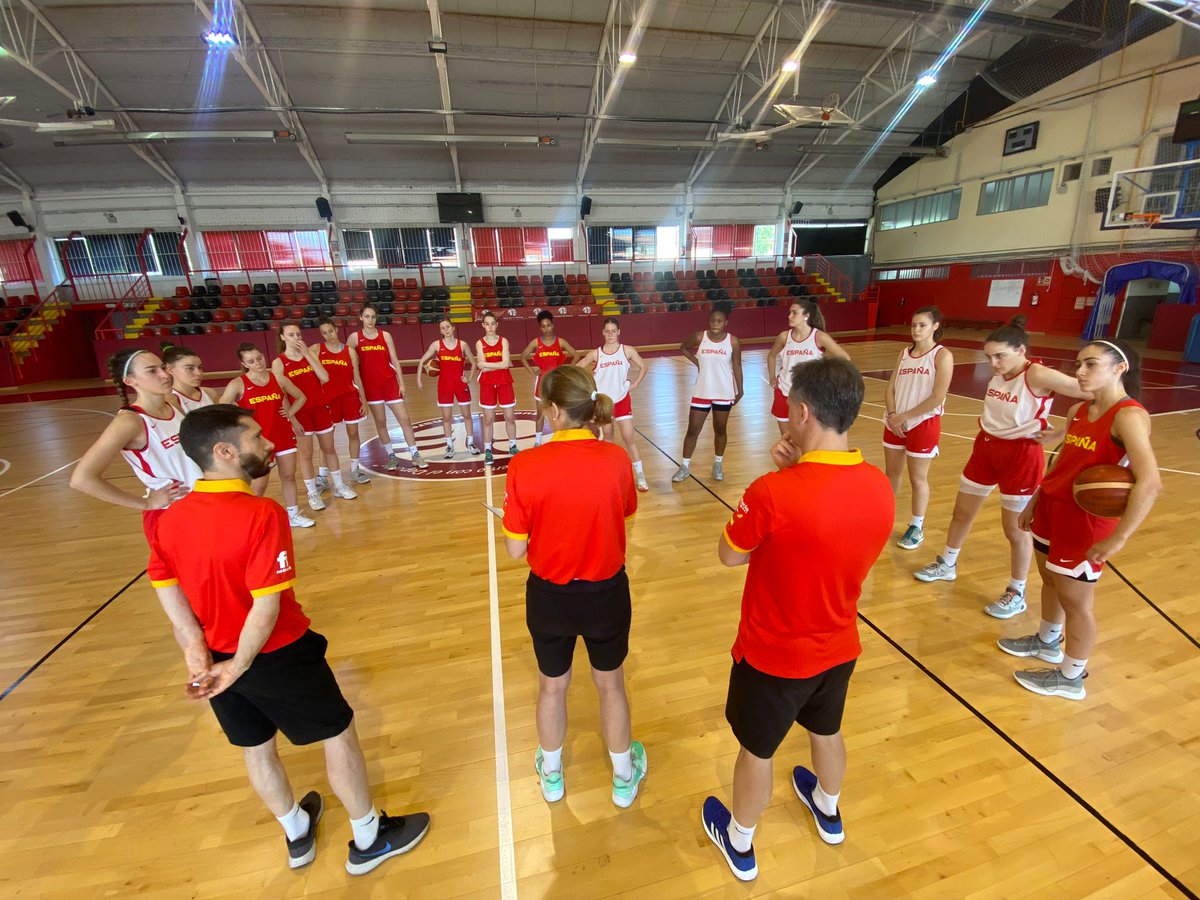 BaloncestoESP's tweet photo. Con @Canteroostos a los mandos, la Selección #U17F 🇪🇸 ha dado comienzo al trabajo de preparación de cara al Mundial de Hungría 🛠

El conjunto nacional gana enteros como grupo con la complicidad de Azuqueca de Henares 😍 https://t.co/j4EEFJqhRM