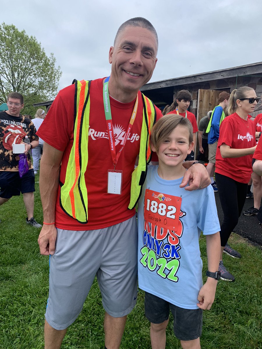 ChristaEastgate's tweet photo. A wonderful surprise at a kids 3K race in Doylestown early on a Sunday morning 🐻💙 #BearTavernPride #irun4life @cturnbull15 @EastgateMartin https://t.co/WgGgHWqQoP