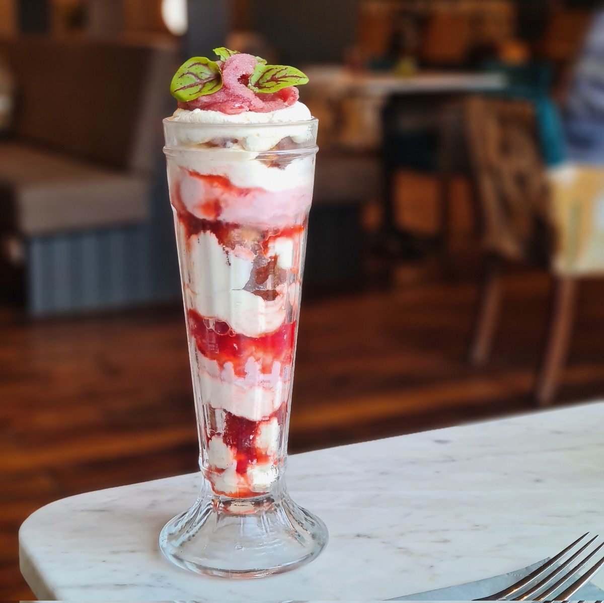 Happy Sundae everyone 😀 

Come and try our new special dessert - Strawberry and Ginger  Victoria Sponge Sundae 🍨 

Plenty of available tables today so why not pop in for a lovely Sunday Roast! 😊