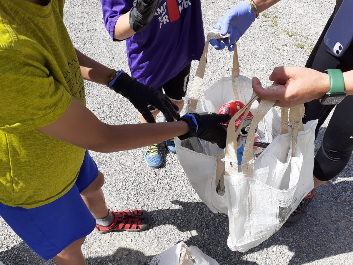 Aj_Riuprimer's tweet photo. Exitosa i pedagògica acció avui al matí amb #europeancleanupday #letscleanupeurope a #Riuprimer. Hem recollit uns 40kg de brossa gràcies al voluntariat, #afarouregros i #elscaminets amb el suport de @mancoplana Recordeu no llençar tovalloletes, etc al wc #Osona @residuscat #ppcc https://t.co/gHhNlv0Elb