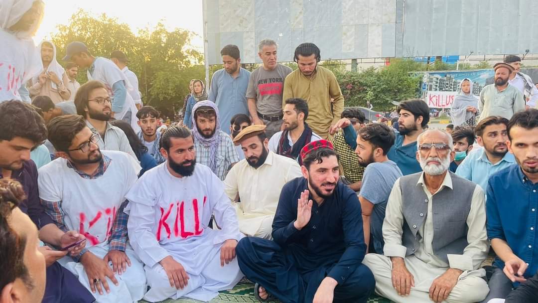 aliwazirfun's tweet photo. زمونگ د اسلام اباد د PTM ملګرو او د منظور پښتین ځینې عکسونه د افغان کډوالو په #اسلام_اباد کیی یوه احتجاجي کمپ کې د ګډون پرمهال.
#LarAwBar #YoAfghan https://t.co/GrgmQhwROC