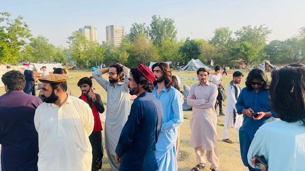 aliwazirfun's tweet photo. زمونگ د اسلام اباد د PTM ملګرو او د منظور پښتین ځینې عکسونه د افغان کډوالو په #اسلام_اباد کیی یوه احتجاجي کمپ کې د ګډون پرمهال.
#LarAwBar #YoAfghan https://t.co/GrgmQhwROC