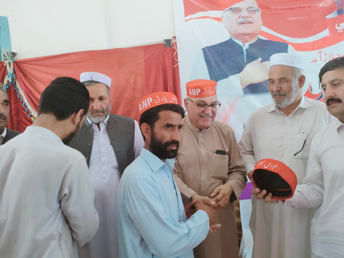 ANPMarkaz's tweet photo. سیکرٹری جنرل اے این پی میاں افتخار حسین نے ٹوپیاں پہنا کر نئے شامل ساتھیوں کو خوش آمدید کہا۔ اس موقع پر ضلعی صدر راجا امیر زمان، جنرل سیکرٹری میاں افتخار احمد اور دیگر ضلعی و تحصیل ذمہ داران بھی موجود تھے۔
#ANP | #ANPUpperDir https://t.co/Xa7hP0sFsZ