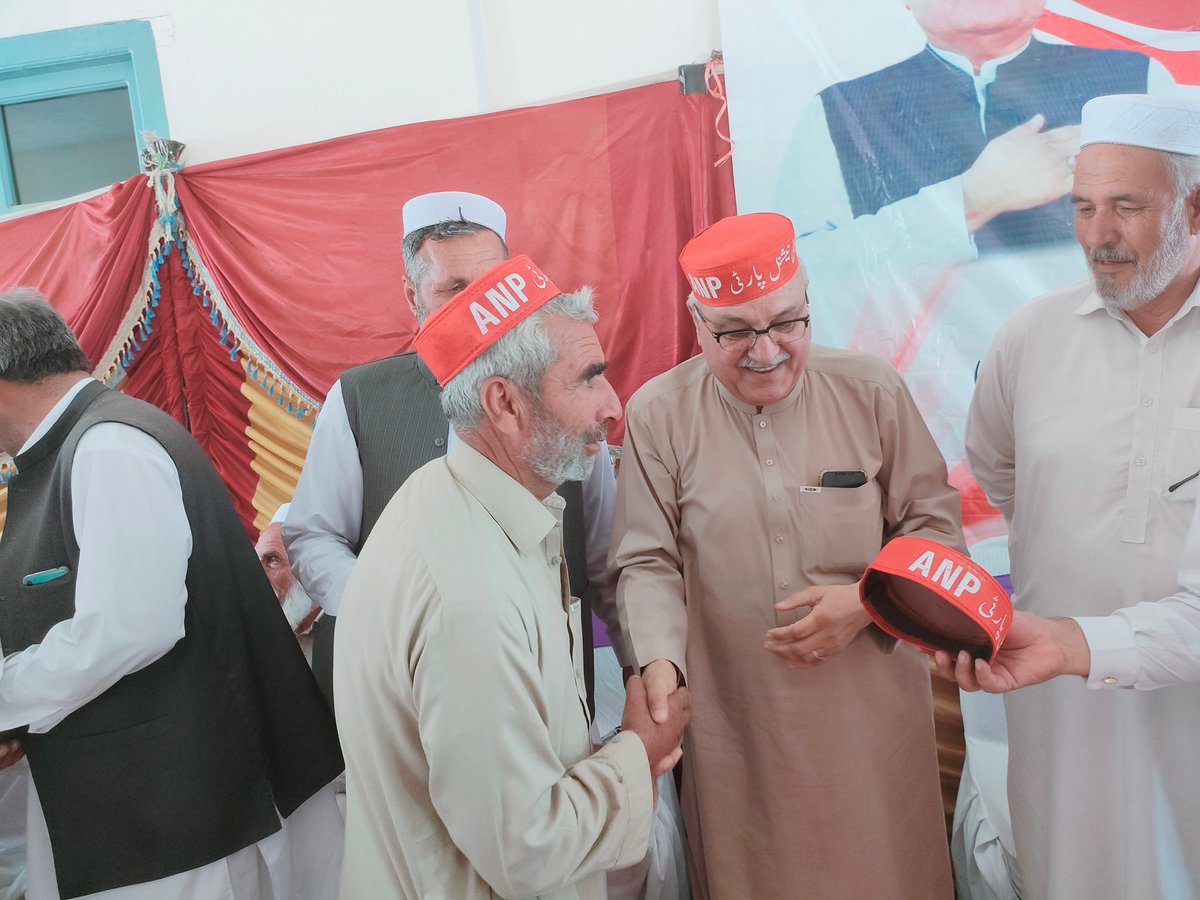 ANPMarkaz's tweet photo. سیکرٹری جنرل اے این پی میاں افتخار حسین نے ٹوپیاں پہنا کر نئے شامل ساتھیوں کو خوش آمدید کہا۔ اس موقع پر ضلعی صدر راجا امیر زمان، جنرل سیکرٹری میاں افتخار احمد اور دیگر ضلعی و تحصیل ذمہ داران بھی موجود تھے۔
#ANP | #ANPUpperDir https://t.co/Xa7hP0sFsZ