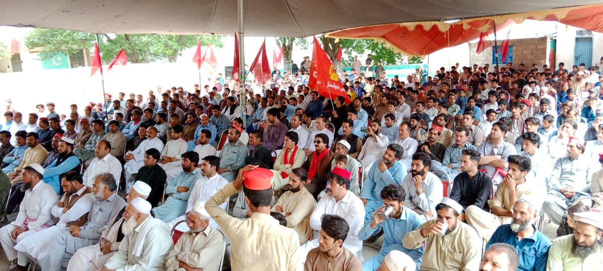 ANPMarkaz's tweet photo. سیکرٹری جنرل اے این پی میاں افتخار حسین نے ٹوپیاں پہنا کر نئے شامل ساتھیوں کو خوش آمدید کہا۔ اس موقع پر ضلعی صدر راجا امیر زمان، جنرل سیکرٹری میاں افتخار احمد اور دیگر ضلعی و تحصیل ذمہ داران بھی موجود تھے۔
#ANP | #ANPUpperDir https://t.co/Xa7hP0sFsZ