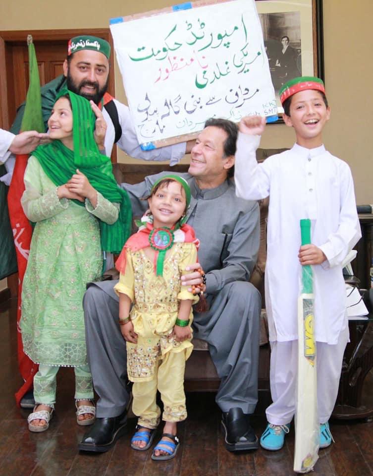 Emm_Ayan_Usmani's tweet photo. @ImranKhanPTI قائداعظم کو ہم نے پڑھا ہے اور خان کو ہم نے دیکھا ہے ہم آئندہ نسلوں کو بتائیں گے کہ پاکستان ہم نے اپنی آنکھوں سے بنتے دیکھا ہے🇵🇰 https://t.co/U0da7mVFdh