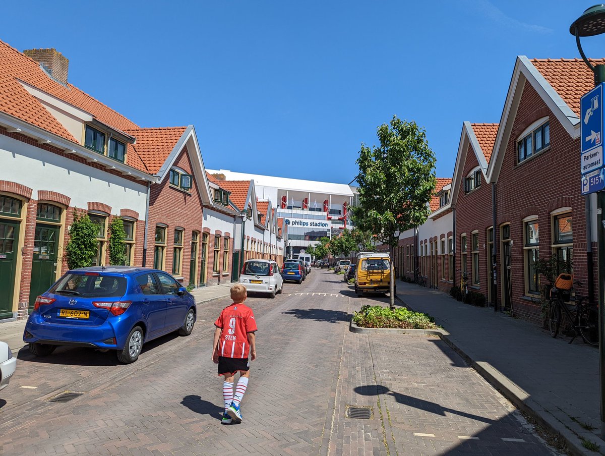 OneTwoTee's tweet photo. Voetbal examen. #psv #philipsstadion #nuofnooit https://t.co/8bX60xAxie