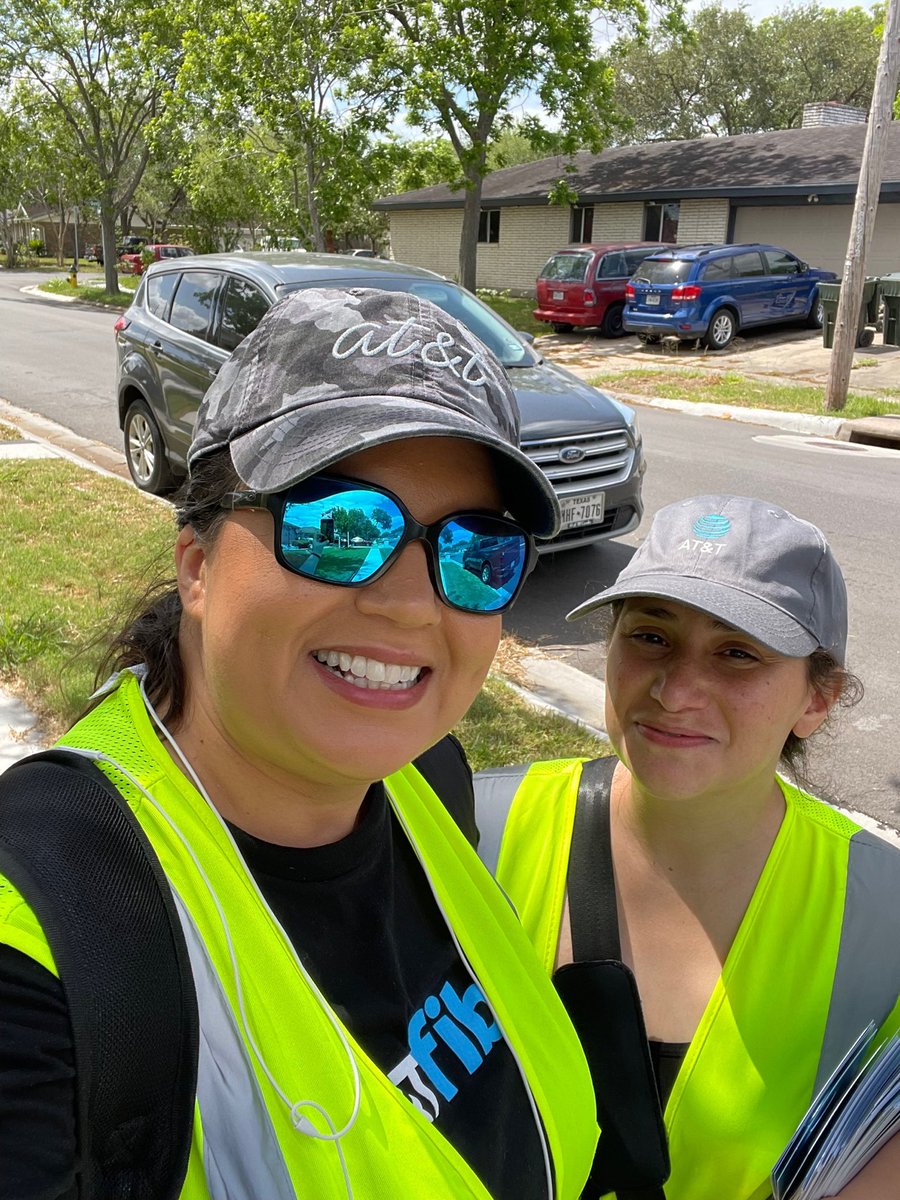 attccsmoke's tweet photo. Team Smoke hitting the streets and spreading the message on our fiber speeds and pricing.  Thank you @FEL_liannalove for the flyers, action plans, and the collaboration to get all stores out and about #DTLW. @jessermontez @LuisSilva_STX @STXspeaks https://t.co/eRyqzYEc7o