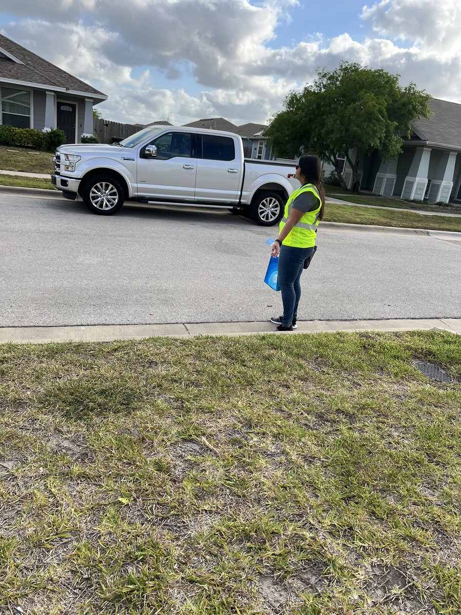 attccsmoke's tweet photo. Team Smoke hitting the streets and spreading the message on our fiber speeds and pricing.  Thank you @FEL_liannalove for the flyers, action plans, and the collaboration to get all stores out and about #DTLW. @jessermontez @LuisSilva_STX @STXspeaks https://t.co/eRyqzYEc7o