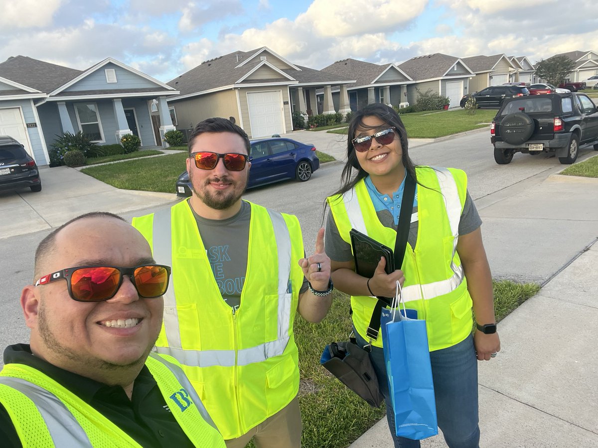 attccsmoke's tweet photo. Team Smoke hitting the streets and spreading the message on our fiber speeds and pricing.  Thank you @FEL_liannalove for the flyers, action plans, and the collaboration to get all stores out and about #DTLW. @jessermontez @LuisSilva_STX @STXspeaks https://t.co/eRyqzYEc7o