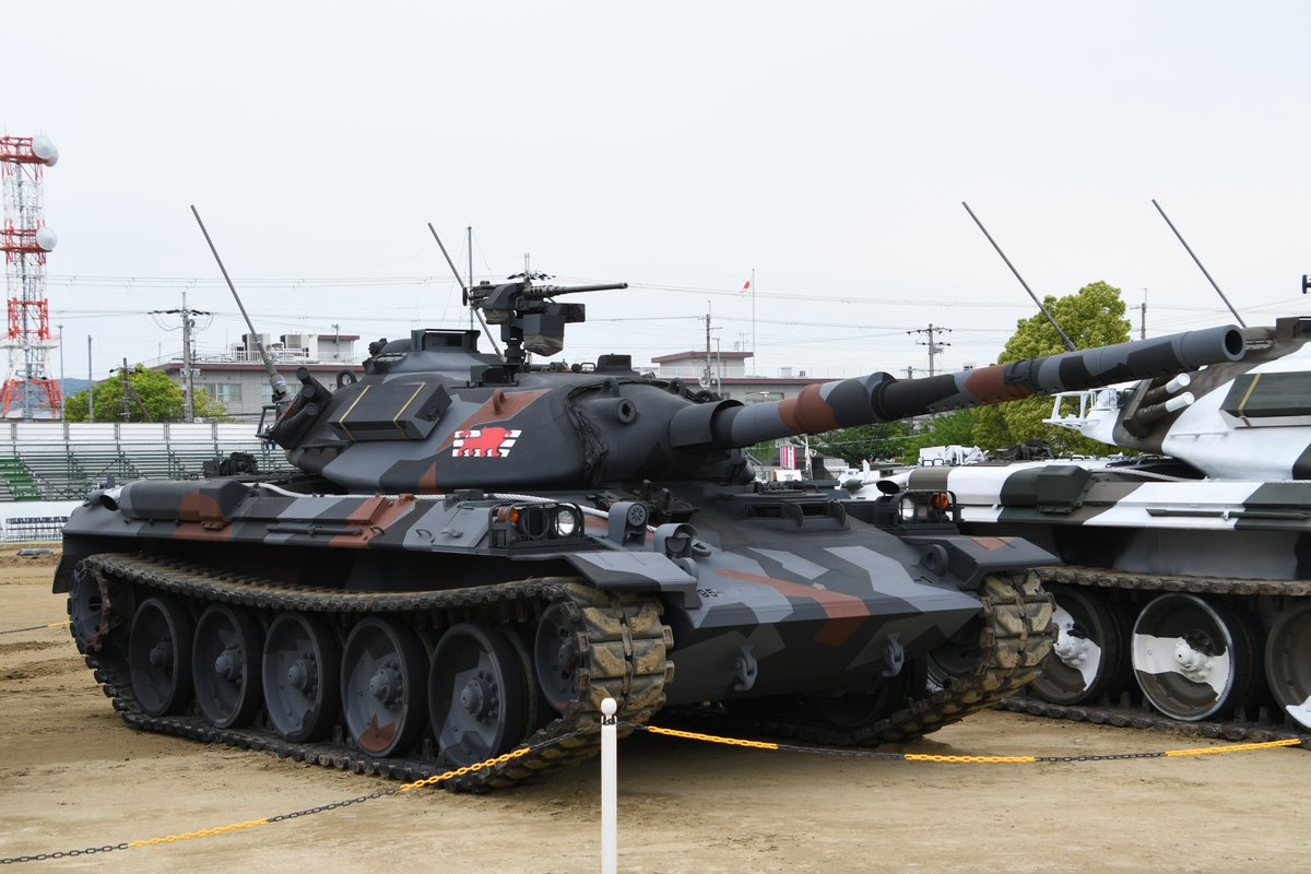 特別塗装の一つ、多用途迷彩の74式戦車（95-1073）。説明文によると