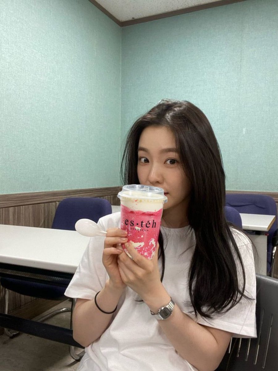 girlgrouparea's tweet photo. GG! Irene lagi pamer es teh indonesia rasa epepet nih 
https://t.co/PlT0tAHPqZ