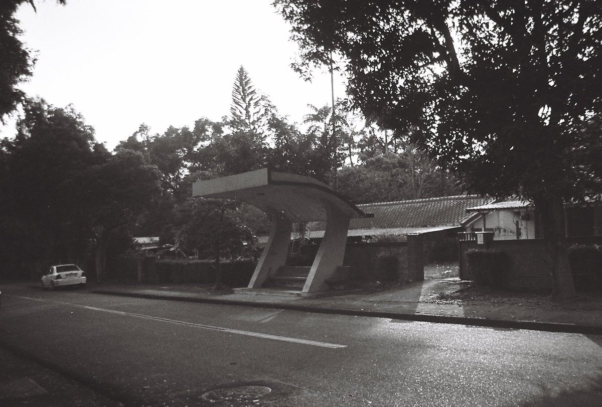 Zozo_zoraa's tweet photo. 🚌🚏📸
(⚫⚪🎞ILFORD XP2 400 super 24exp.Quicksnap)
#ツーリング #バスブース #バス #Busbooth #Bus #Taiwan #台湾 #南投 #中興新村 https://t.co/4xX19j3V38