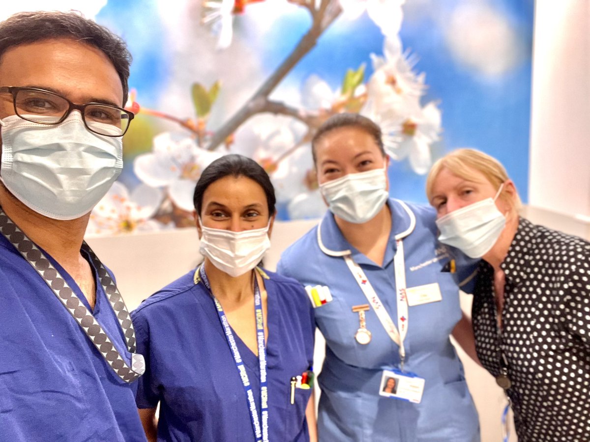Our Sunday vascular ward round continues <a href="/MFTnhs/">MFT NHS</a> and we are now back on our base ward, Manchester Vascular Centre (MVC) <a href="/MVCcmft/">MVCmft</a> 

It’s lovely seeing Ellie (sister) and Heather (ward clerk) as Anuradha and I go round.

We may not be outside, but our walls brighten the day 😊😊