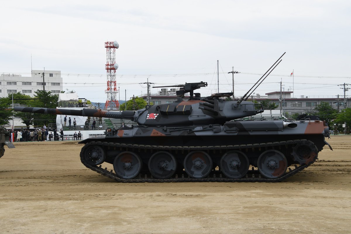 特別塗装の一つ、多用途迷彩の74式戦車（95-1073）。説明文によると