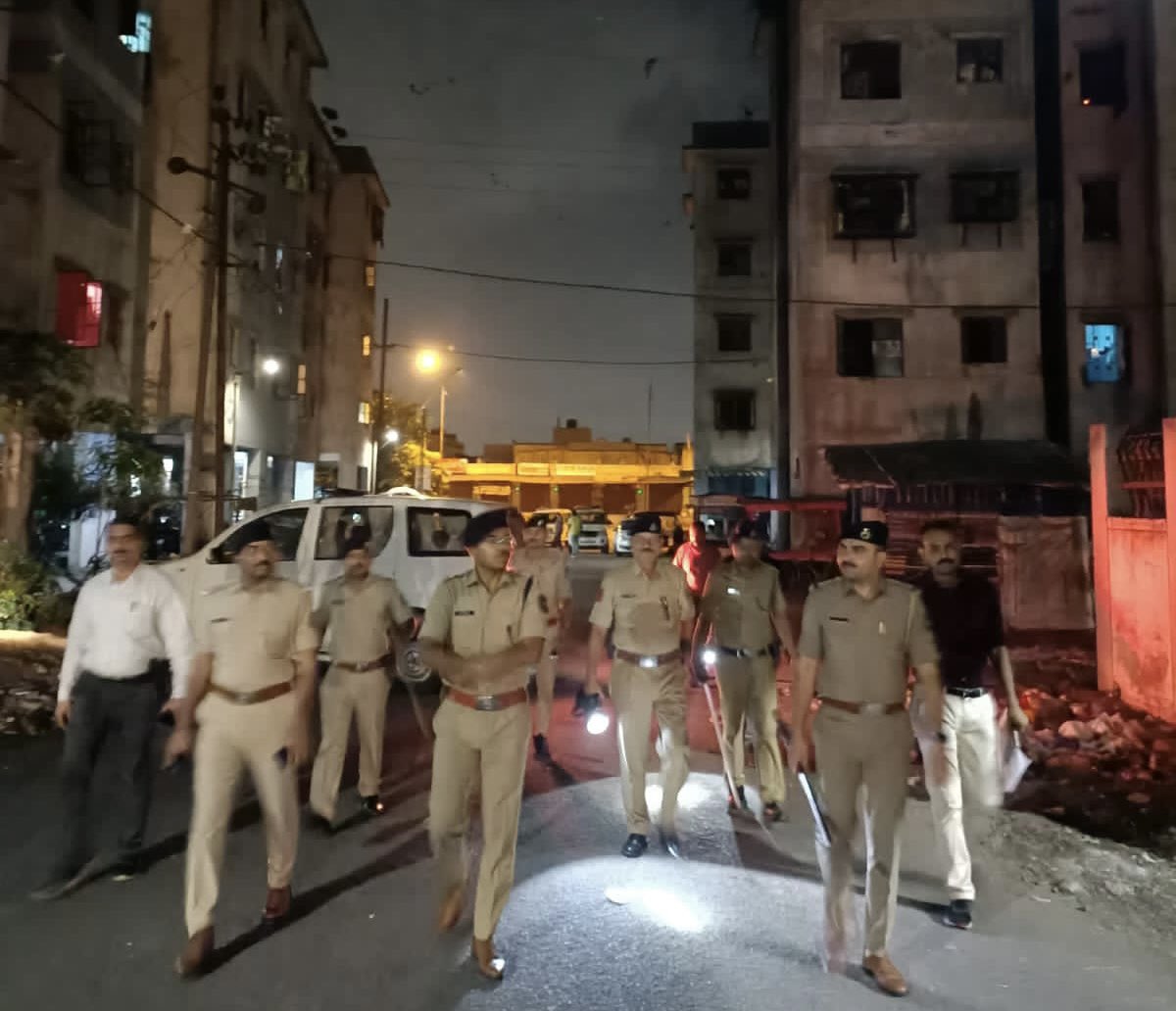 પાંડેસરા પોલીસ સ્ટેશન વિસ્તારમાં આવેલા વડોદ આવાસમાં 4થી 6 વાગ્યા સુધી નાયબ પોલીસ કમિશનર ઝોન-3 સાગર બાગમાર તથા મદદનીશ પો.કમિ. F ડિવીઝન આર.એલ.માવાણી, પાંડેસરા PI તથા ક્રાઇમ બ્રાંચનાં અધિકારીઓ સહિત 9 PSI તથા 
68 પોલીસકર્મીઓ સાથે આવાસમાં  આવેલા 84 બિલ્ડીંગનાં 1512 રૂમ તપાસ્યા. (1/2)