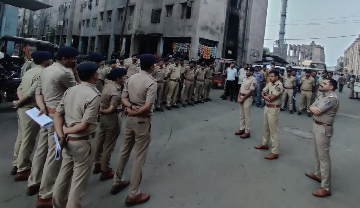 CP_SuratCity's tweet photo. પાંડેસરા પોલીસ સ્ટેશન વિસ્તારમાં આવેલા વડોદ આવાસમાં 4થી 6 વાગ્યા સુધી નાયબ પોલીસ કમિશનર ઝોન-3 સાગર બાગમાર તથા મદદનીશ પો.કમિ. F ડિવીઝન આર.એલ.માવાણી, પાંડેસરા PI તથા ક્રાઇમ બ્રાંચનાં અધિકારીઓ સહિત 9 PSI તથા 
68 પોલીસકર્મીઓ સાથે આવાસમાં  આવેલા 84 બિલ્ડીંગનાં 1512 રૂમ તપાસ્ય��. (1/2) https://t.co/PrV33CfCOW