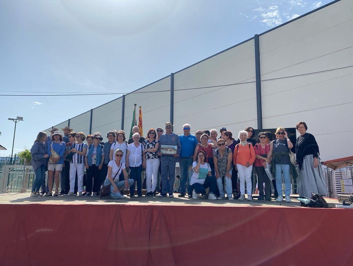 victorferrando's tweet photo. Bonic matí amb els veïns de Jesús Pobre (Dénia). Descobrir els lligams per enfortir la nostra identitat. Visita a la Fira, signatura del Llibre d'Honor, programa de @radiotortosa, passejada pel poble... Gràcies per la visita, i esperem fer-la nosaltres ben prompte! #somdeJesús https://t.co/L5eNeWm5fd