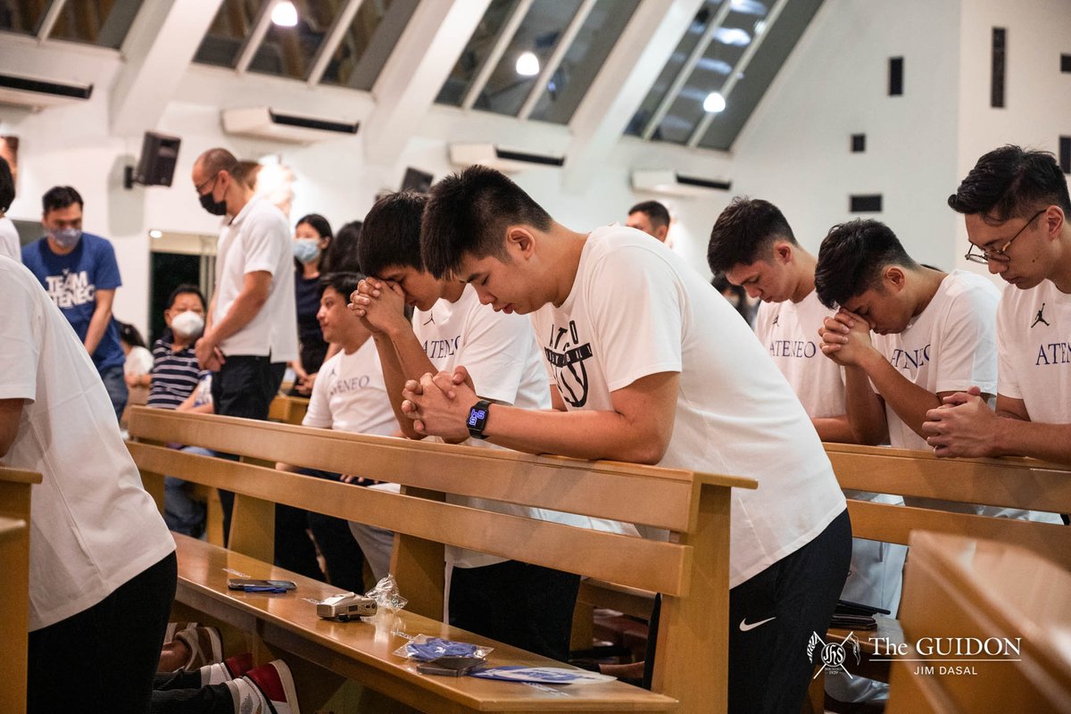 TheGUIDONSports's tweet photo. The Men’s Basketball Team’s graduating seniors Gian Mamuyac, Tyler Tio, Raffy Verano, and Jolo Mendoza, as well as Head Coach Tab Baldwin expressed their gratitude towards the team and the Ateneo community at the end of the mass. https://t.co/NpRFfbshWB