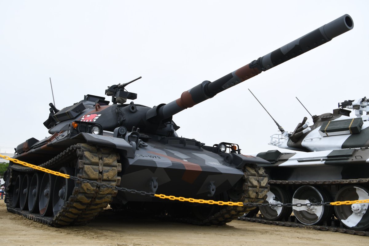 特別塗装の一つ、多用途迷彩の74式戦車（95-1073）。説明文によると