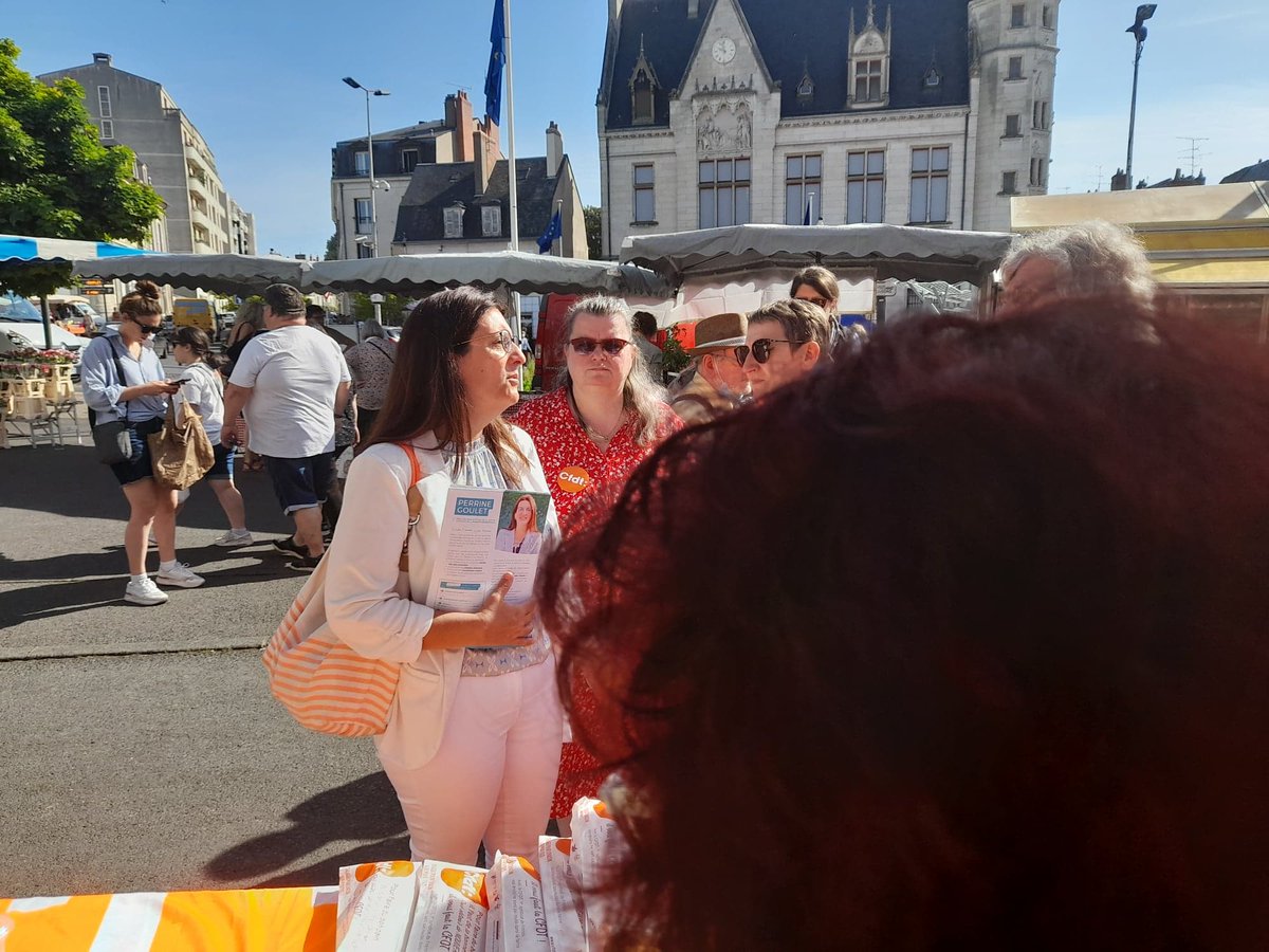 BfcCfdt's tweet photo. La CFDT BFC sur le marché de Nevers le samedi 14 Mai .
Nous avons pu rencontrer la députée Perrine Goulet ( qui se représente pour la majorité présidentielle ) et lui faire part des 15 revendications https://t.co/QIFLCDPXvi