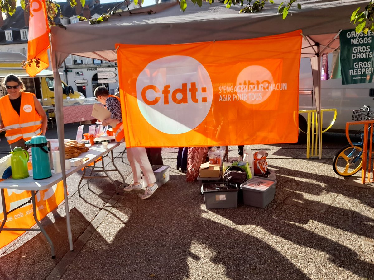 La CFDT BFC sur le marché de Nevers le samedi 14 Mai .
Nous avons pu rencontrer la députée Perrine Goulet ( qui se représente pour la majorité présidentielle ) et lui faire part des 15 revendications