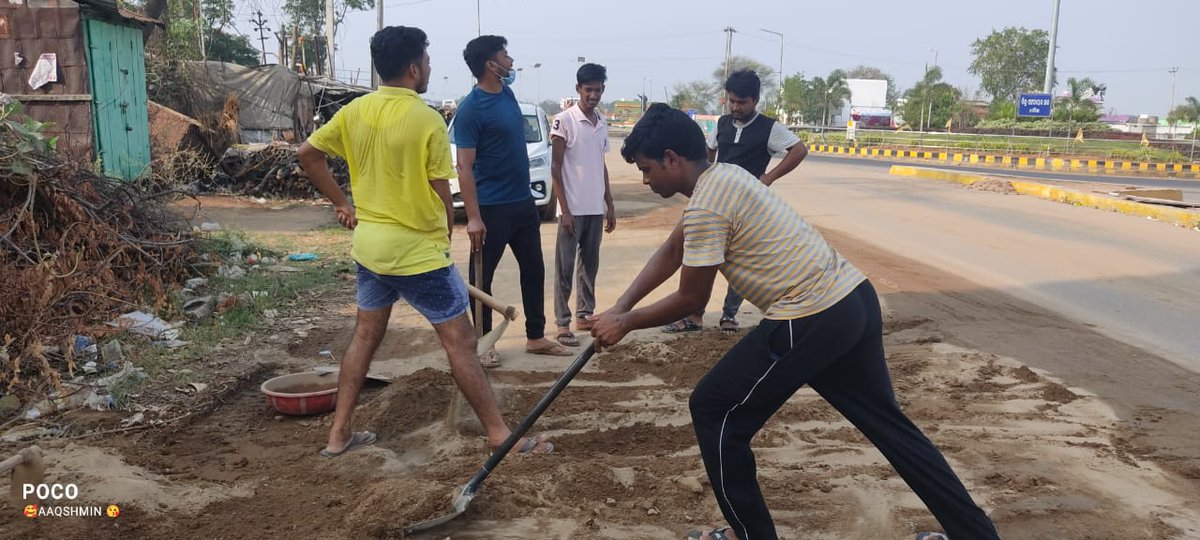 FcBoudh's tweet photo. Boudh road side areas Covered by Dust so please clean weekly or higher a road swiping machine, because because of this dust every where is polluted by dust.
@dmboudh @PWD_Odisha @BoudhgarhNac @BoudhSub https://t.co/8OdB66pDdm
